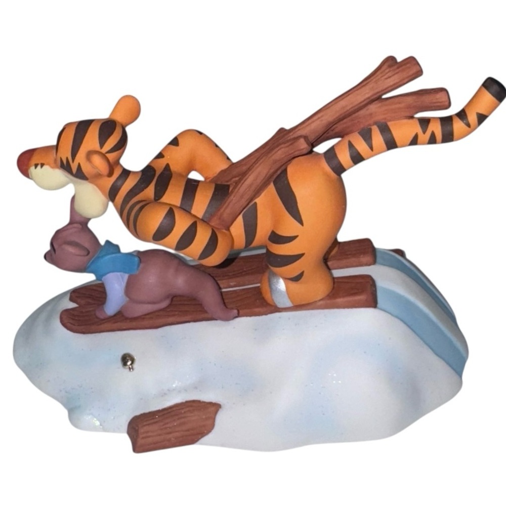 Pooh & Friends (NWT) 1990 “Look out snow! Here we go!” collectible figurine - Picture 7 of 14